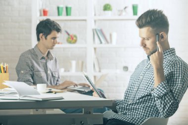 Yakışıklı adam Not Defteri'nde yazma