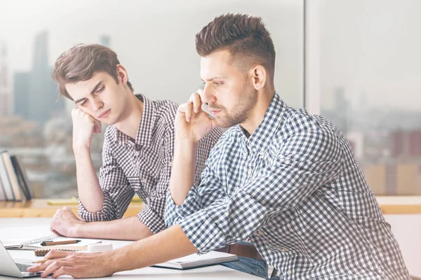 Meninos falando ao telefone no local de trabalho — Fotografia de Stock