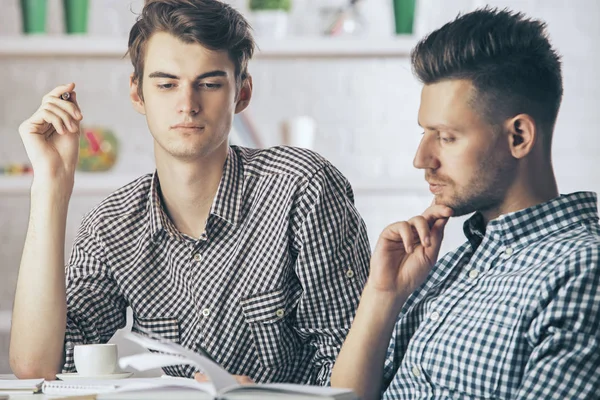 Retrato de hombres guapos haciendo papeleo — Foto de Stock