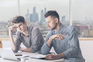 Projede çalışan çekici erkek