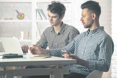 Yakışıklı çocuklar cep telefonu kullanarak