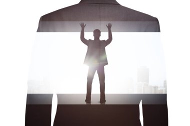 Güneş ışığı şehir zemin üzerine arkadan görünüm mücadele işadamı. Basınç kavramı. Çift pozlama