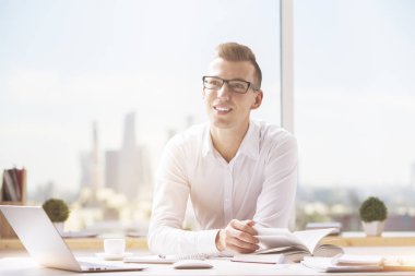 Projede çalışan çekici bir adam