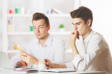 Smartphone kullanarak iş adamları