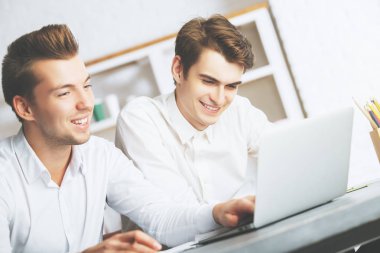 Erkekler proje tartışıyor