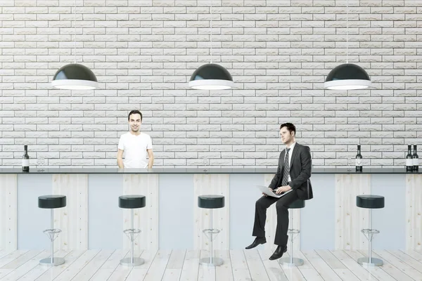 Zwei Geschäftsleute sitzen an der Bar — Stockfoto