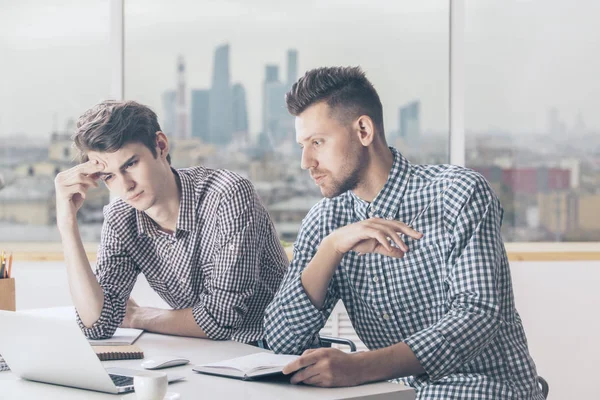 Projede çalışan çekici erkek