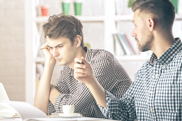 Retrato de hombres blancos haciendo papeleo — Foto de Stock