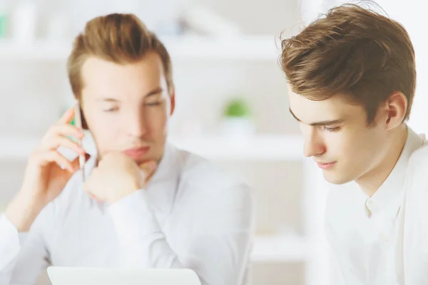 Männer am Telefon — Stockfoto