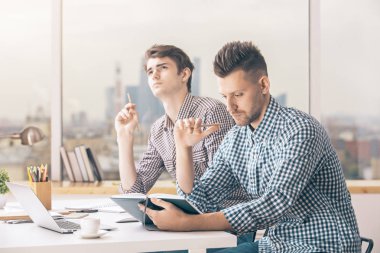 Projede çalışan yakışıklı erkekler