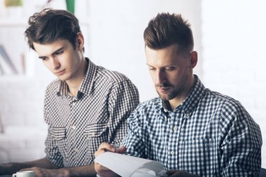 Avrupa Erkekler evrak yapıyor