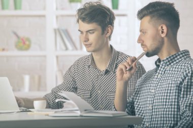 Projede çalışan erkek portresi