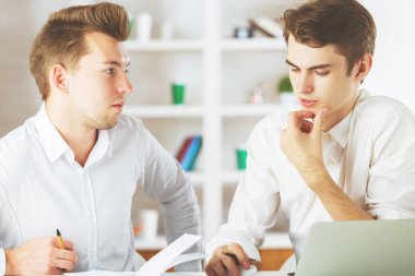 Projede çalışan erkekler