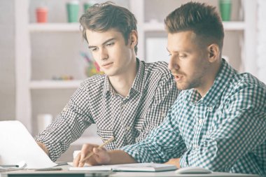 Çekici erkekler evrak yapıyor