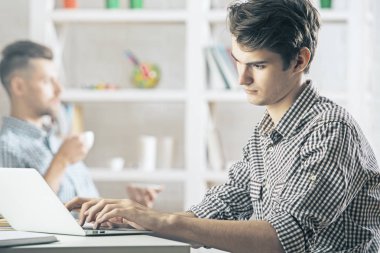 Dizüstü bilgisayar kullanarak office erkekte