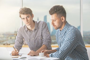 Projede çalışan beyaz erkek