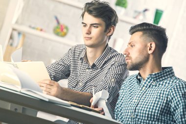 Yakışıklı erkeklerle evrak portresi