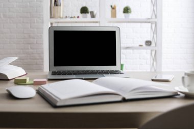 Masaüstünde boş dizüstü bilgisayar