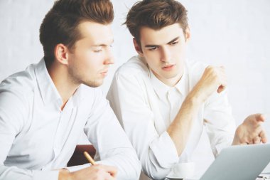 Projede çalışan erkekler