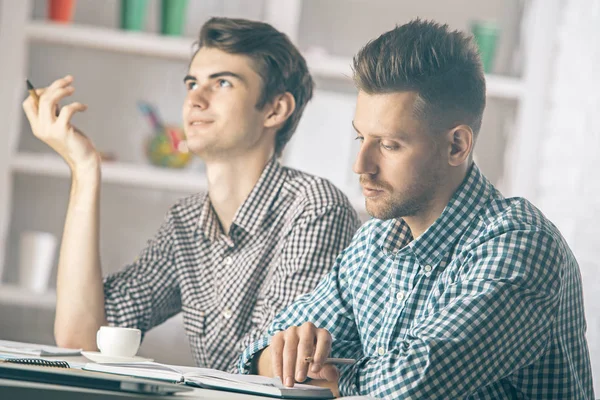 Çekici erkekler evrak yapıyor