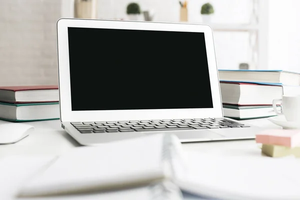 Рабочий стол с ноутбуком — стоковое фото