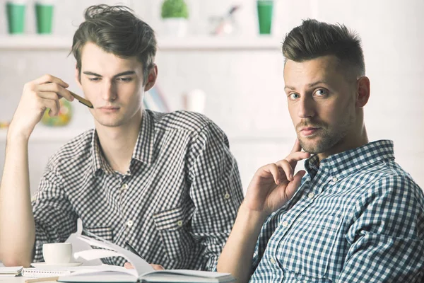 Yakışıklı erkeklerle evrak portresi