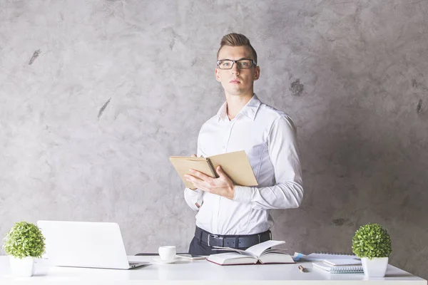 Hombre atractivo con bloc de notas — Foto de Stock