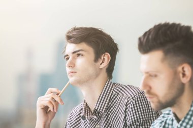 İki çekici adam portresi