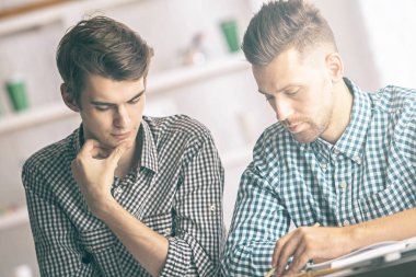 Yakışıklı erkekler evrak yapıyor