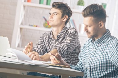 Cep telefonu kullaranarak çekici çocuklar