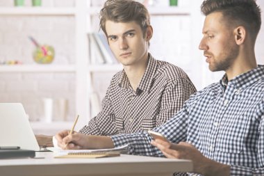 Yakışıklı çocuklar cep telefonu kullanarak