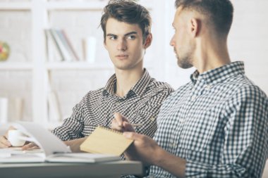 Avrupa Erkekler evrak yapıyor