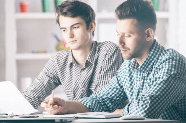 Çekici erkekler evrak yapıyor