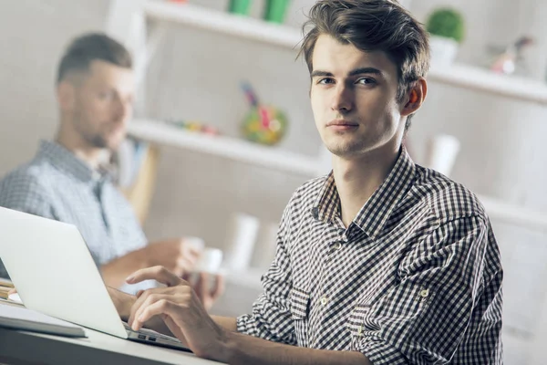 Dizüstü bilgisayar kullanarak office erkekte