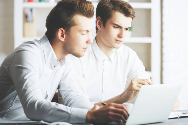 Männer arbeiten an Projekt — Stockfoto