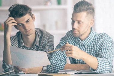 Yakışıklı erkekler evrak yapıyor