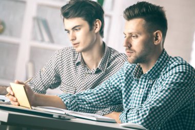 Çekici erkekler evrak yapıyor