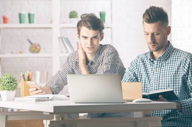 Cep telefonu kullanarak yakışıklı erkekler