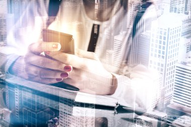 Akıllı telefon kullanan kadın