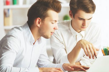 Projede çalışan erkekler