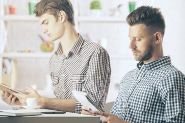 Yakışıklı erkeklerle evrak portresi