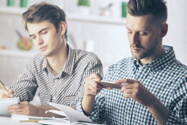 Cep telefonu kullaranarak çekici iş adamları