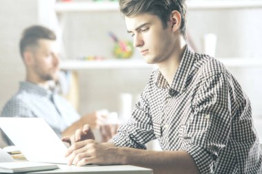 Dizüstü bilgisayar kullanarak office erkekte