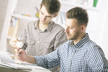 Beyaz erkekler evrak yapıyor portresi