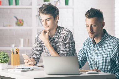 Yakışıklı çocuklar Smartphone kullanarak