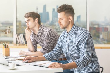 Projede çalışan çekici erkek