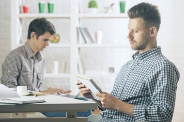 Yakışıklı adam Not Defteri'nde yazma