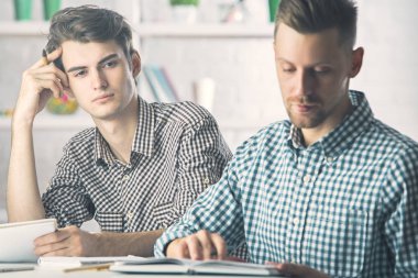 Avrupa Erkekler evrak yapıyor