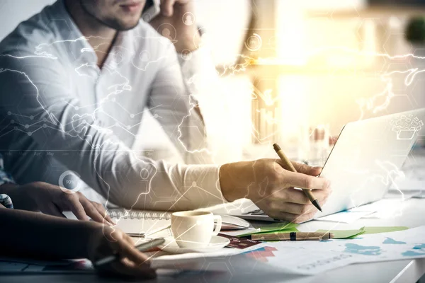 Jeunes hommes sur le lieu de travail avec des tableaux d'affaires numériques travaillant sur le projet. Concept comptable — Photo