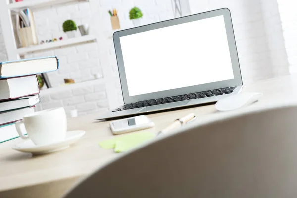 Рабочий стол с белым ноутбуком — стоковое фото